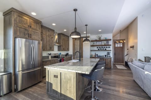 House (5 Bedrooms) | Private kitchen | Fridge, microwave, oven, stovetop