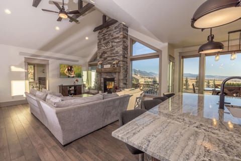 House (5 Bedrooms) | Living area