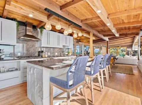 A sleek and oversized kitchen, where the 4-chair island counter becomes the heart of the morning. With warm lighting setting the mood, it’s the perfect place to enjoy a simple breakfast or a cup of coffee.