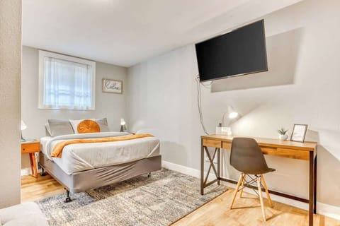 Cozy studio with dedicated workspace! Relax in bed or catch up on work. Perfect for a comfortable getaway.