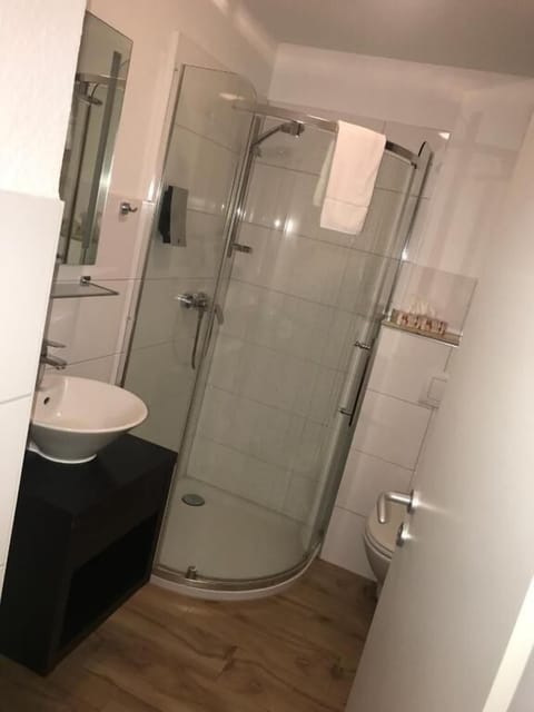 Comfort Double Room, Non Smoking | Bathroom | Shower, free toiletries, hair dryer, slippers