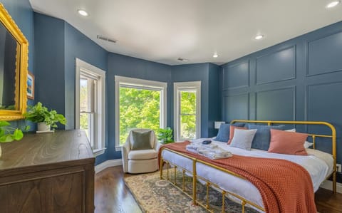 Master bedroom with en-suite bathroom  in a classic midcentury layout.