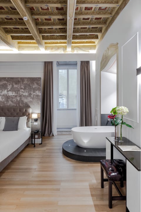 King Studio Deluxe | Egyptian cotton sheets, premium bedding, down comforters, minibar