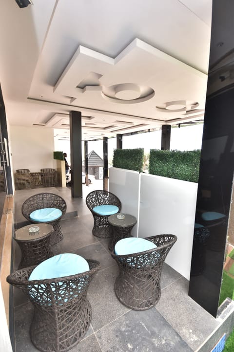 2 bars/lounges, poolside bar