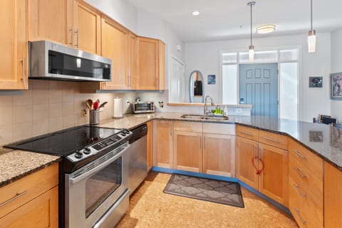 Large Kitchen with all the kitchen essentials