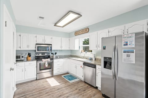 The spacious kitchen is well equipped to allow evening meals after a long day at the beach!  Or, you can visit the many nearby restaurants along HWY 98, Front Beach Road and Inlet Beach. 
