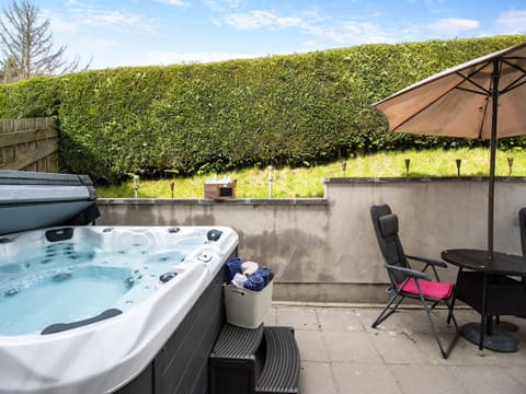 Hot tub | Derwen Haidd - Afan Holiday Cottages, llanafan/Aberystwyth