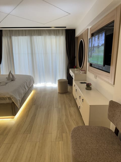 Luxury Suite | In-room safe, desk, free WiFi, bed sheets