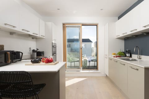 The kitchen and breakfast bar  - 66 Pentire