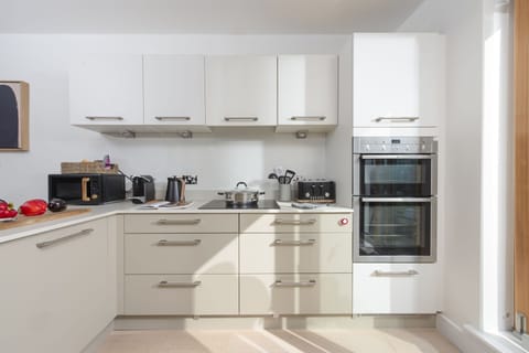 A double oven, toaster, stovetop and microwave - 66 Pentire