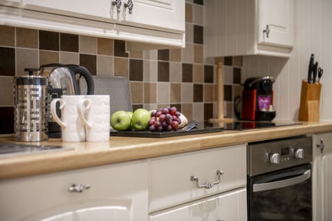 Ground floor: This cottage has a well-equipped kitchen