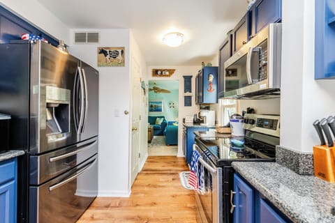 Full kitchen with all your cooking and grilling needs