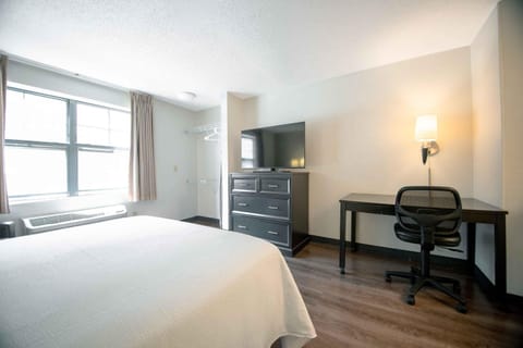 Desk, iron/ironing board, WiFi (free), bed sheets