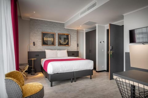 Studio | Pillowtop beds, in-room safe, desk, blackout drapes