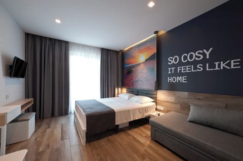 Premium Studio | In-room safe, desk, blackout drapes, soundproofing