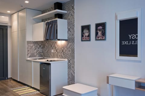 Premium Studio | In-room safe, desk, blackout drapes, soundproofing