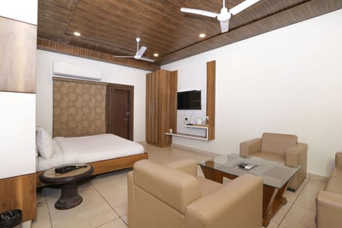 Deluxe Double Room | Premium bedding, desk, free WiFi, bed sheets