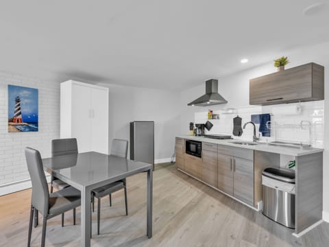 Luxury Apartment, Lake View | Private kitchen | Fridge, microwave, stovetop, coffee/tea maker