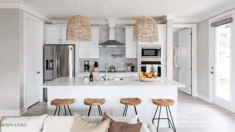 Kitchen with breakfast bar