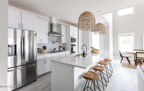 Kitchen with breakfast bar