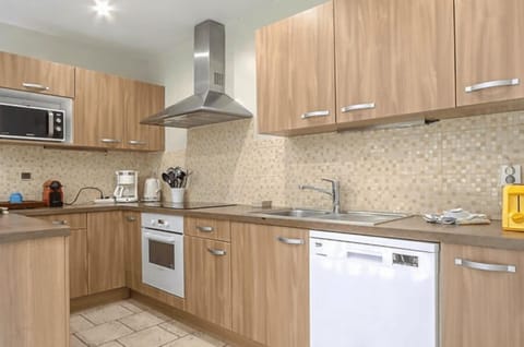 Family House | Private kitchen | Full-size fridge, microwave, oven, stovetop