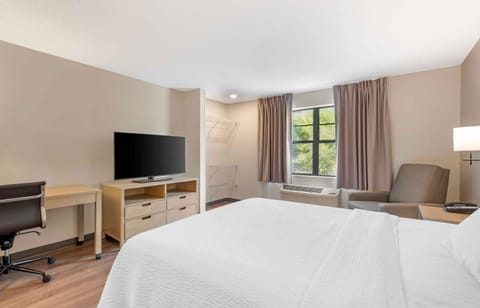 Studio, 1 Queen Bed, Non Smoking | Desk, blackout drapes, iron/ironing board, free WiFi