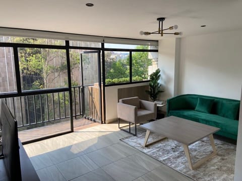 This 5th-floor apartment offers a modern, comfortable, and luminous space.