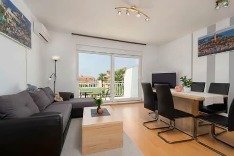 Living/dining area