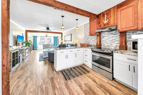 Condo, Multiple Beds (Misty Harbour 7) | Private kitchen | Oven, toaster