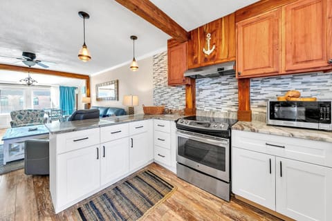 Condo, Multiple Beds (Misty Harbour 7) | Private kitchen | Oven, toaster