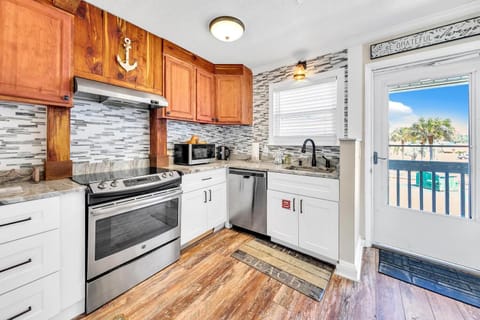 Condo, Multiple Beds (Misty Harbour 7) | Private kitchen | Oven, toaster