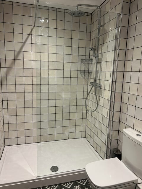 Deluxe Double Room | Bathroom | Shower, hair dryer, towels, soap