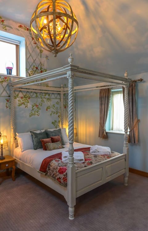 Deluxe Double Room, Accessible | Individually decorated, individually furnished, laptop workspace