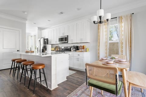 Kitchen / Breakfast Nook