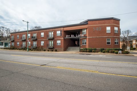 Centrally located in downtown Clarksville, this loft is only blocks from the university, boutique shops, great food, cocktails, entertainment, and the riverwalk.