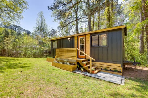 Lithonia Vacation Rental | 1BR | 1BA | 225 Sq Ft | Stairs to Enter