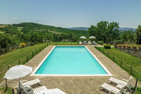 Agriturismo con piscina panoramica e zona relax