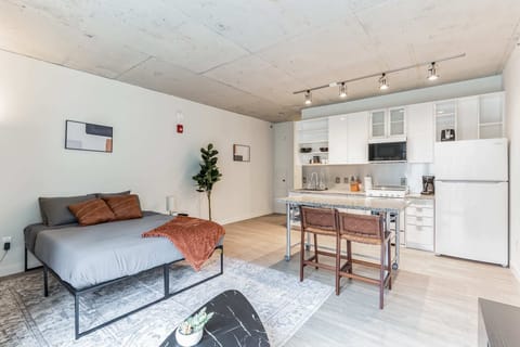 Comfortable Studio with full kitchen!