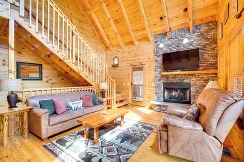 Sevierville Vacation Rental | 3BR | 3BA | 1,700 Sq Ft | Steps Required to Enter