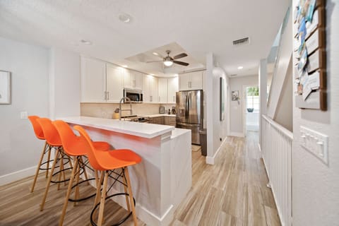 Gorgeous fully stocked modern kitchen