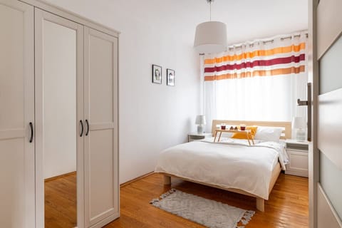 Private Bedroom with Queen Bed | Book Now with RENTUJEMY
