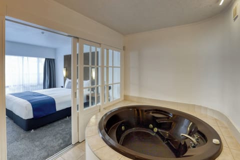 Deluxe King with Private Spa | Desk, WiFi (free), bed sheets