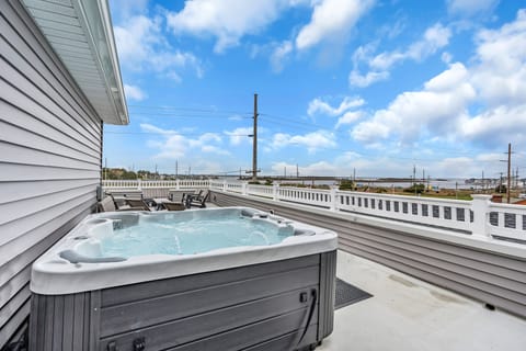 Rooftop hot tub with bay view