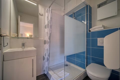 Twin Room | Bathroom