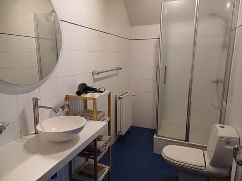 Deluxe Room | Bathroom | Free toiletries, hair dryer