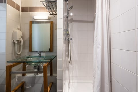City Quadruple Room | Bathroom | Shower, rainfall showerhead, hair dryer, towels