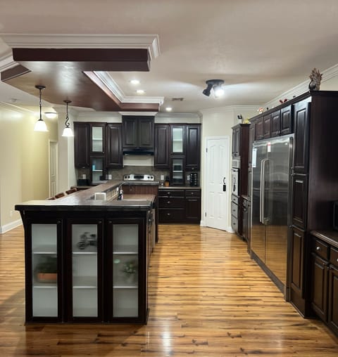 House | 4 bedrooms, desk, iron/ironing board, high-speed internet