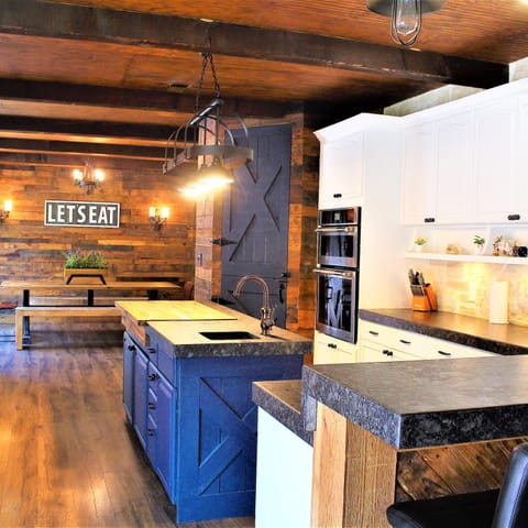 House | 4 bedrooms, desk, iron/ironing board, high-speed internet