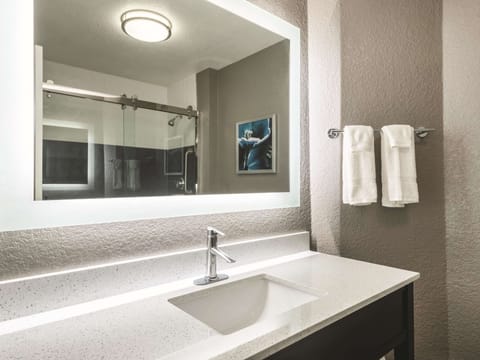 Combined shower/tub, free toiletries, hair dryer, towels