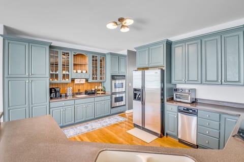 We offer a fully equipped and stocked kitchen. 